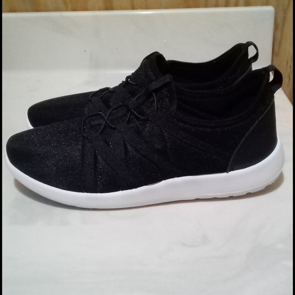 Size 9 left 🌟NEW🌟Black Slip On Shoes - Picture 4 of 14